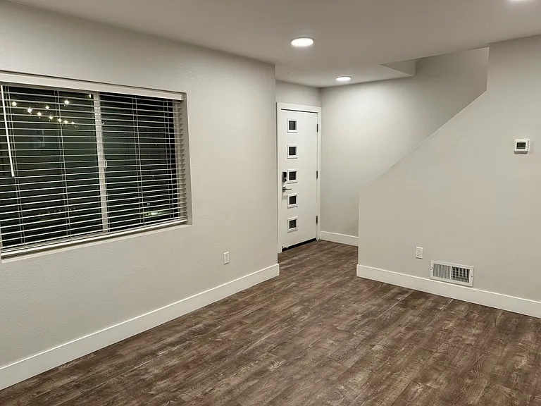 332 E 7th St #2 — Photo 3