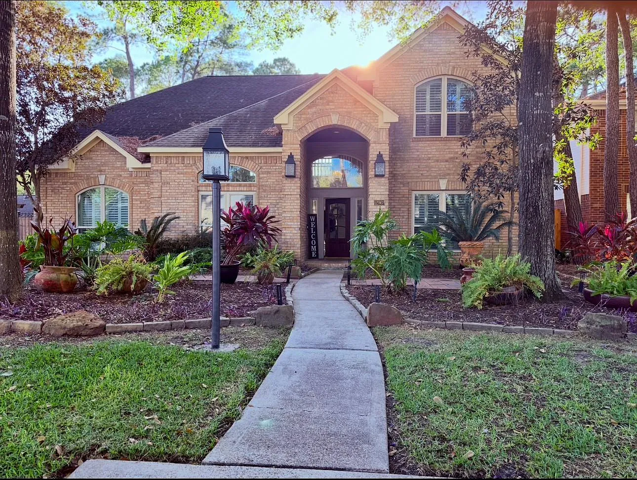 5 bed, 3.0 bath, 2852 sqft, $4,000 — Photo 1