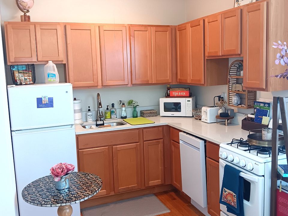 1st image of 918 Green Bay Rd APT 3J