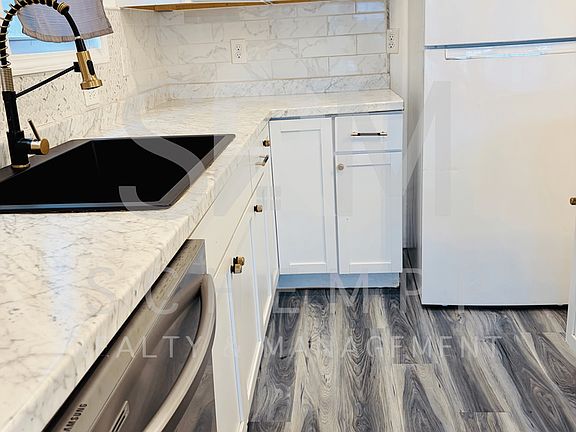 4th image of 826 S 38th St