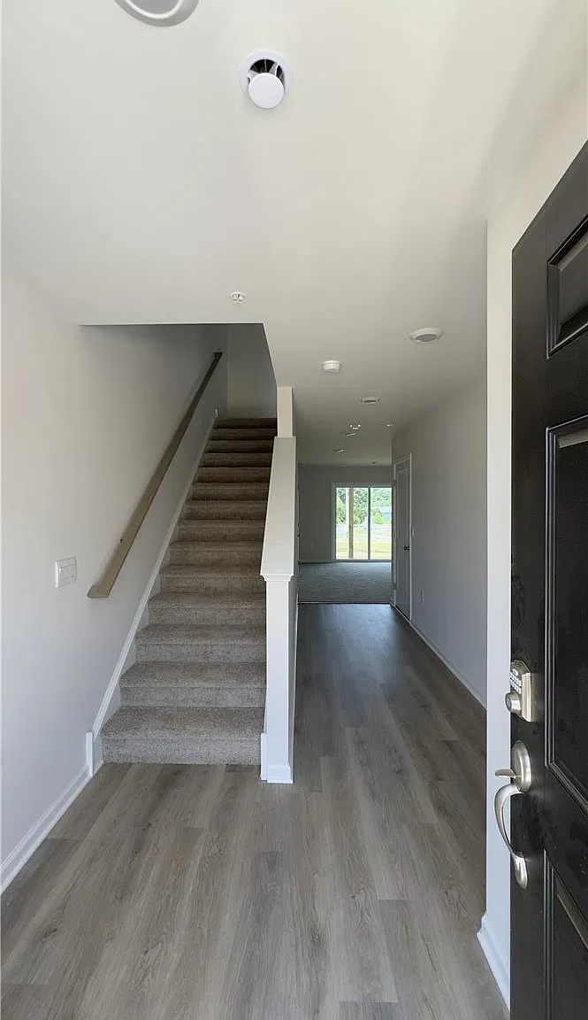 3 bed, 2.5 bath, 1969 sqft, $2,799 — Photo 2