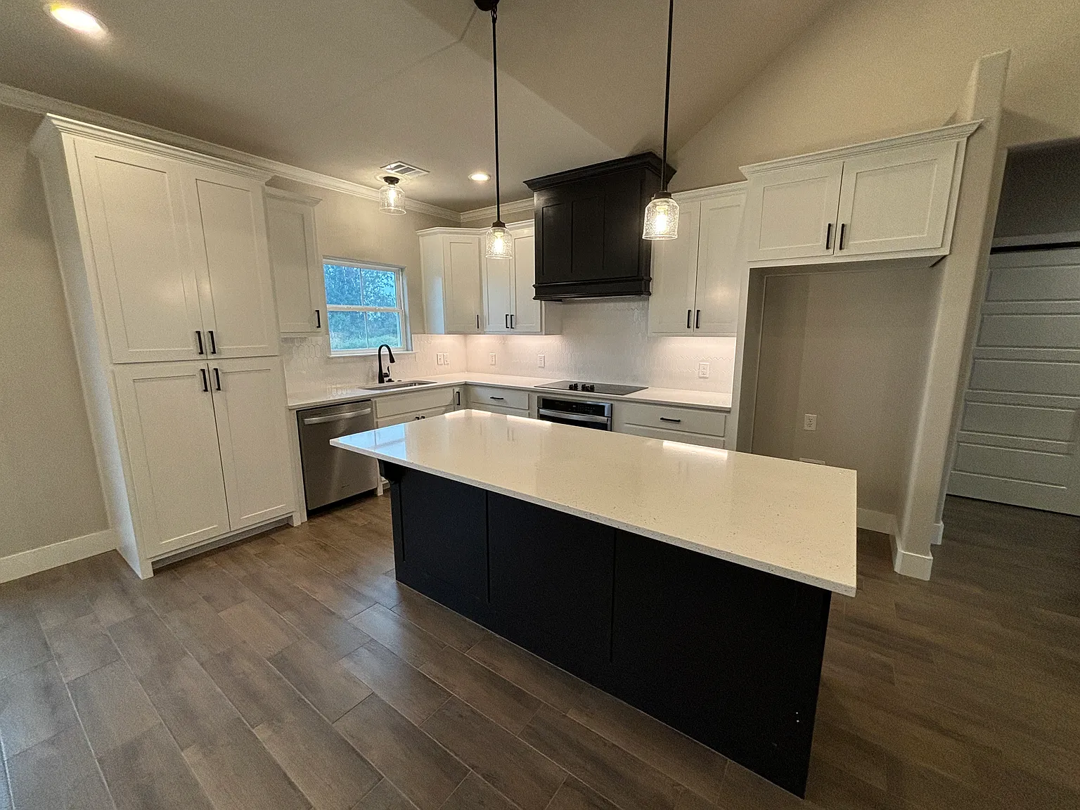 3 bed, 1600 sqft, $2,320 — Photo 2