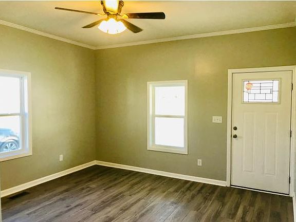 5th image of 916 W Webb Ave