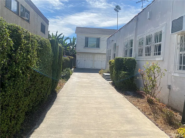 1817 Roosevelt Ave — Photo 2