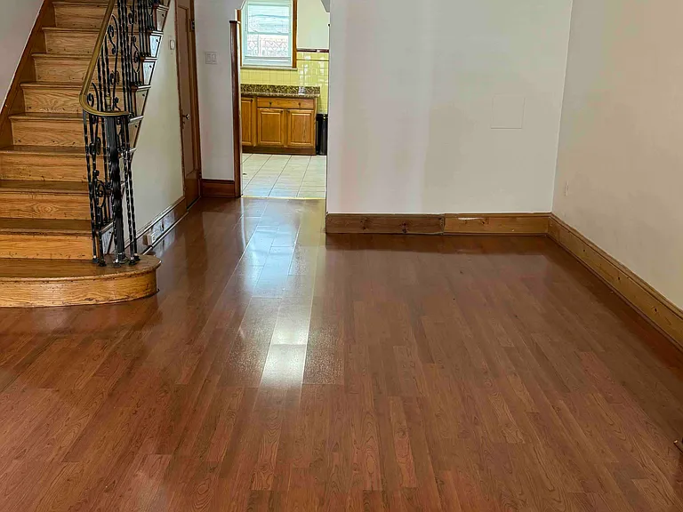 918 Daly St — Photo 5