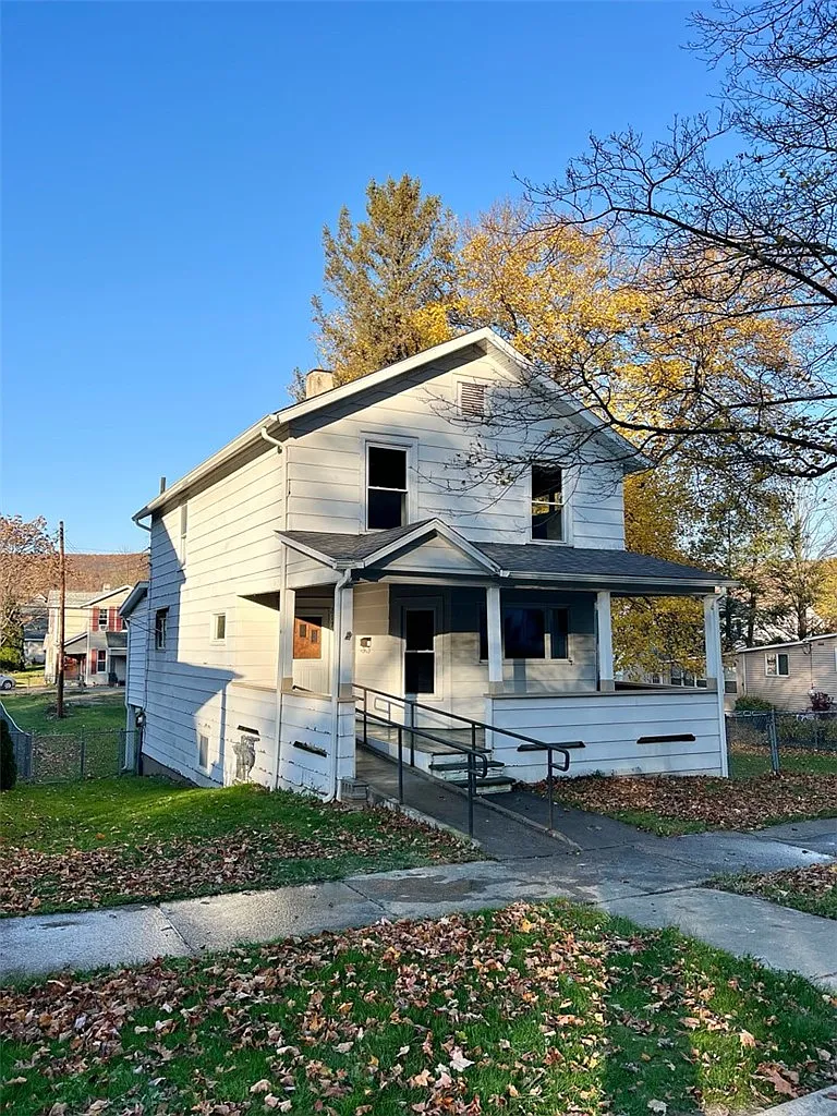 217 E 3rd St photo 1