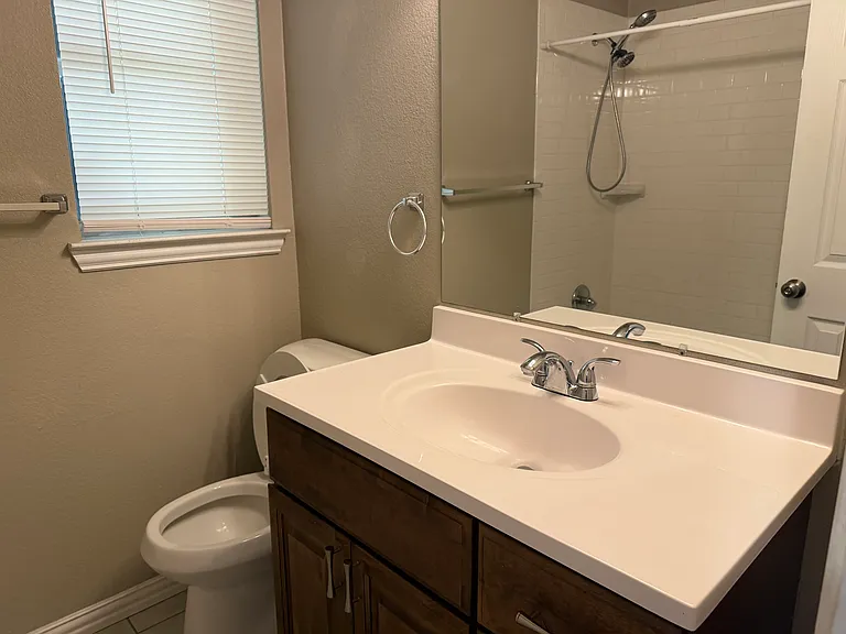 702 Karen St — Photo 17