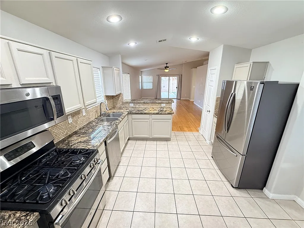 3 bed, 2.0 bath, 1242 sqft, $2,000 — Photo 3