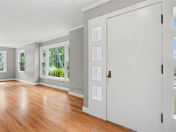 5th image of 307 E Main St