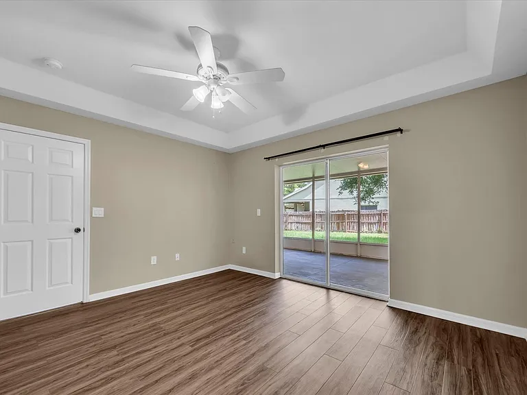 10825 Newbridge Dr — Photo 15