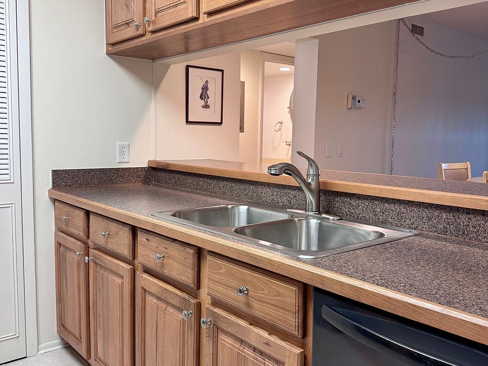 Lovely kitchen w/ pantry!
