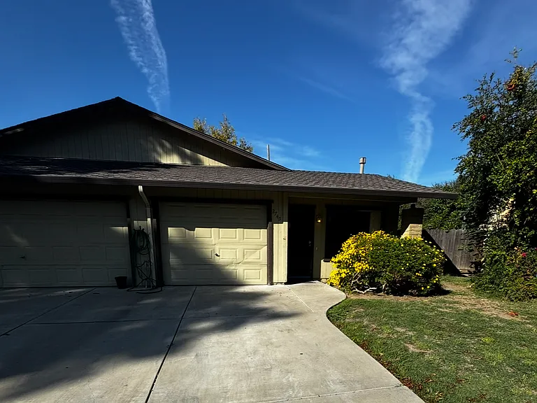 2745 Canyon Creek Dr — Photo 1