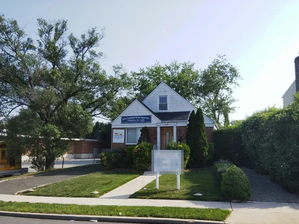 44 Village Ave, Elmont, NY 11003