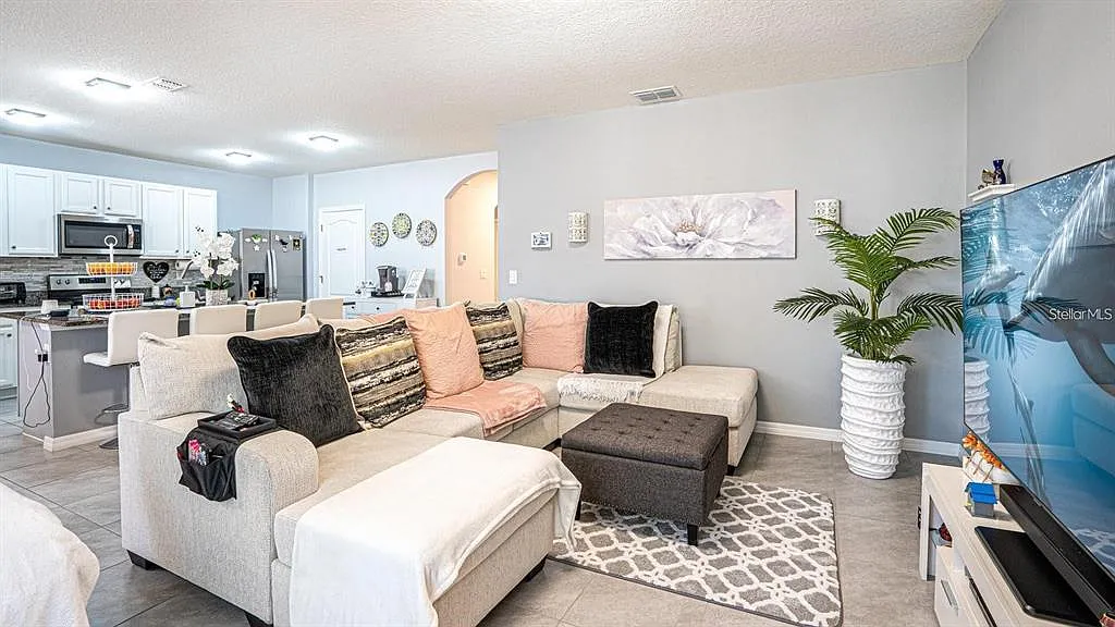 3 bed, 2.0 bath, 1672 sqft, $2,399 — Photo 3