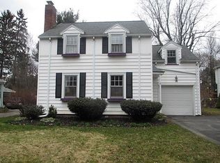 18 Knoll Top Dr, Rochester, NY 14610