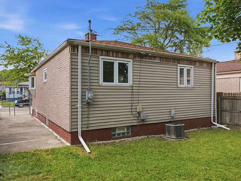 1663 Wilson Ave — Photo 21