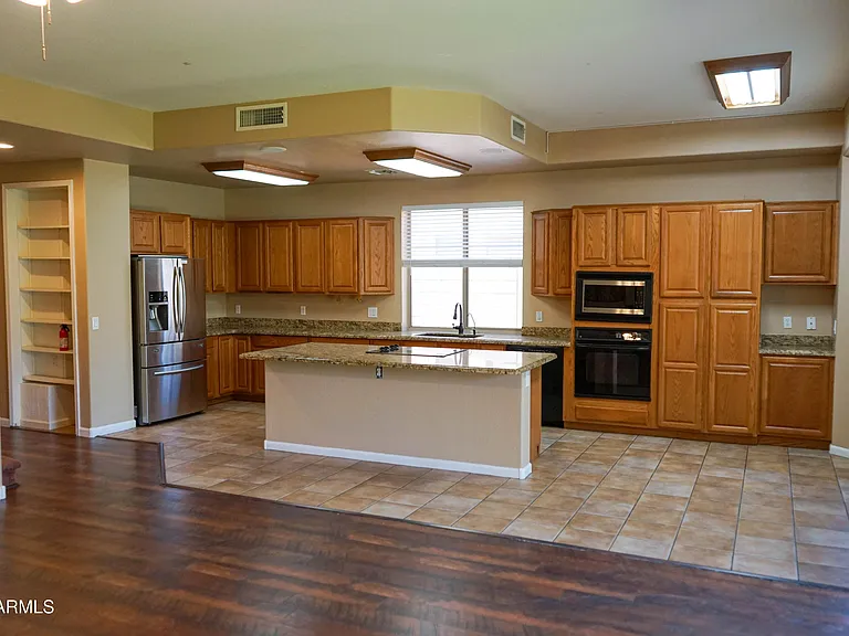 541 N Danielson Way — Photo 37
