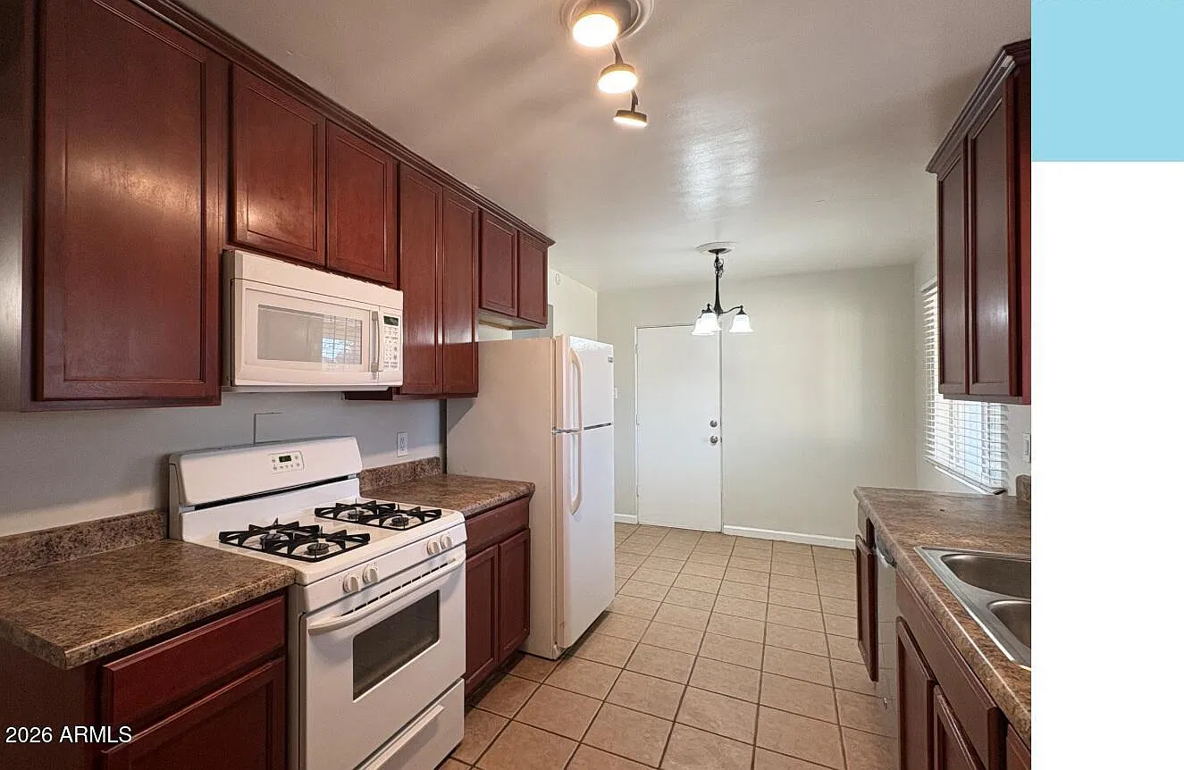 3 bed, 3.5 bath, 1120 sqft, $1,645 — Photo 4