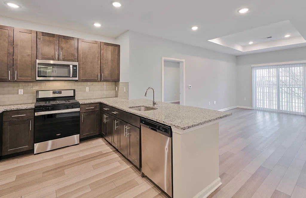 Pearl Pointe Apartments — Photo 2