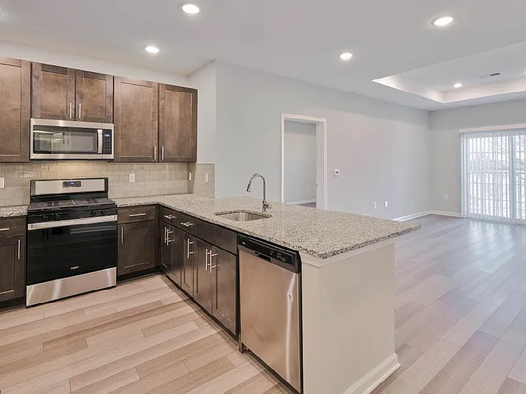 Pearl Pointe Apartments — Photo 2