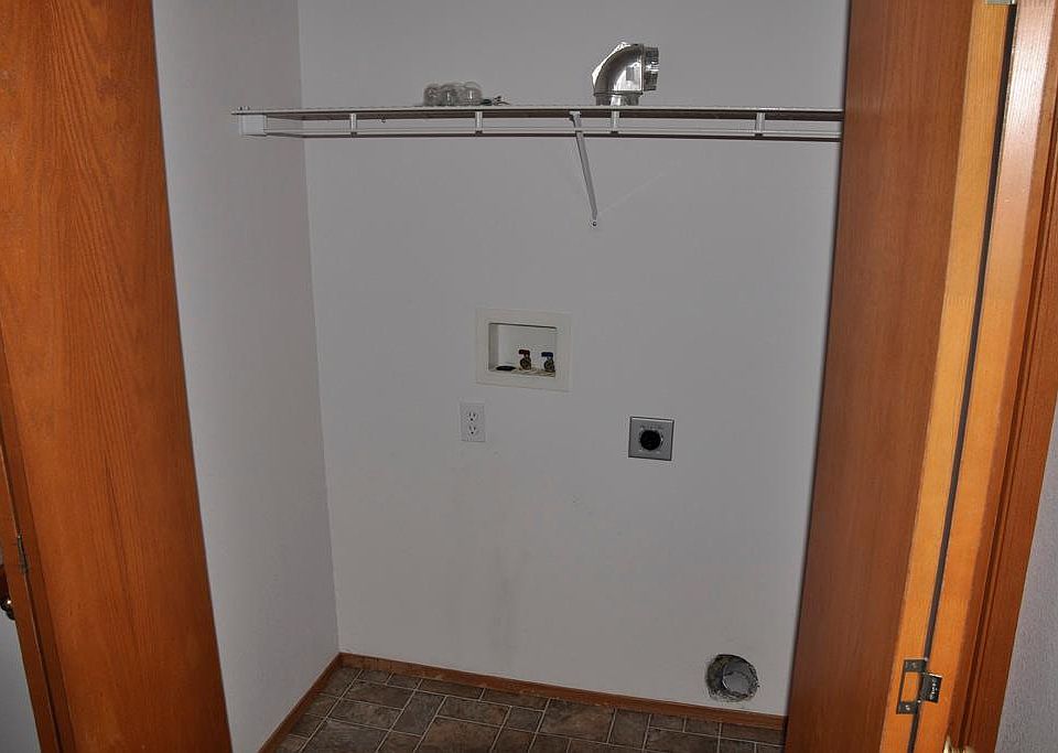 washer/dryer hook-ups