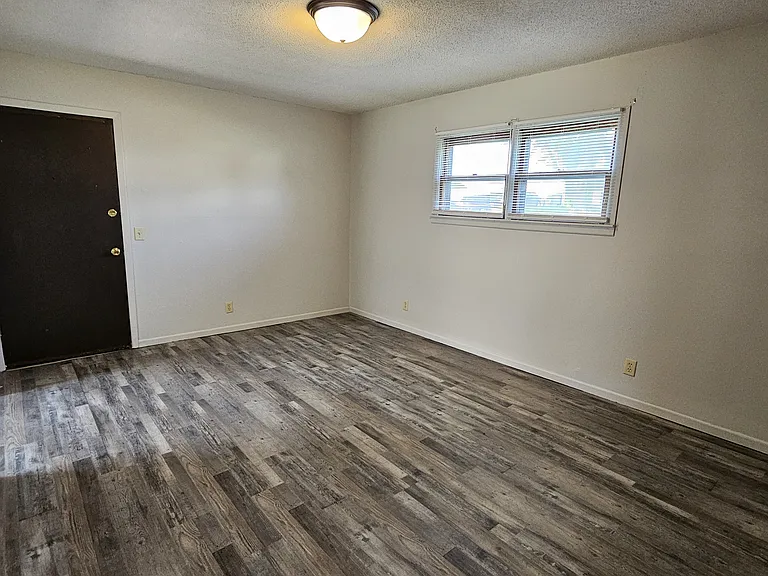 702 Sherbrooke Dr #4 — Photo 6