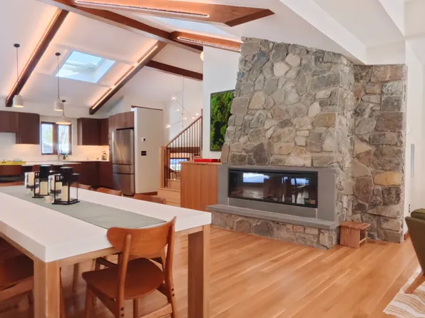 64 Newcomb Rd, Stoneham, MA