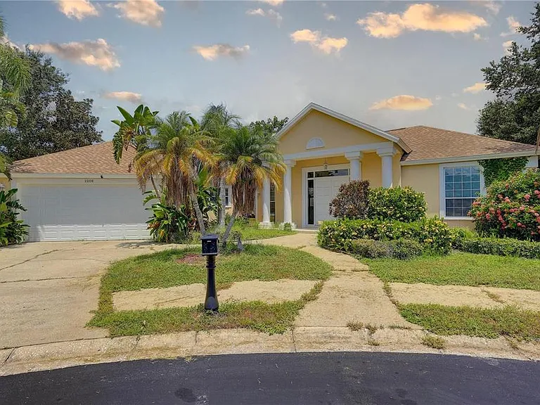 2208 Hampstead Ct — Photo 1