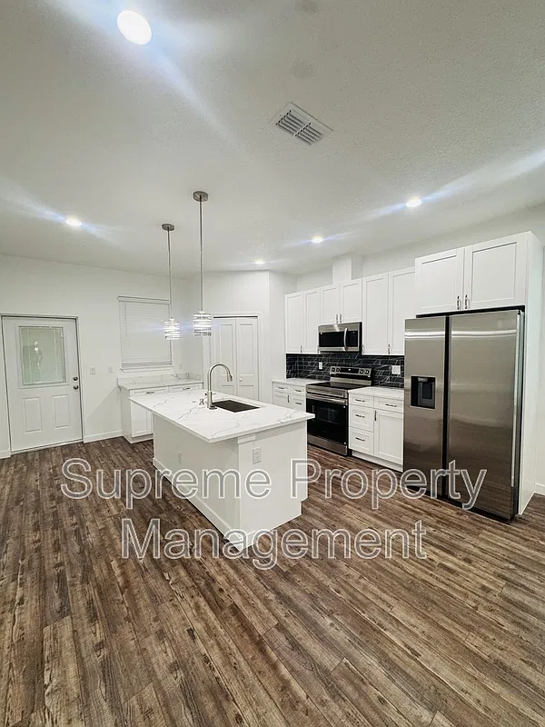 3 bed, 2.0 bath, 1562 sqft, $2,300 — Photo 2