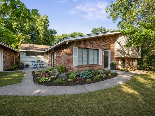 2241 Country Ln, Minnetonka, MN 55305