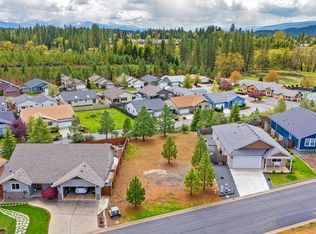 320 Cedar Ridge Dr, Cave Junction, OR
