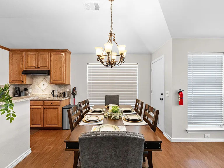 11350 Balcones Dr — Photo 40
