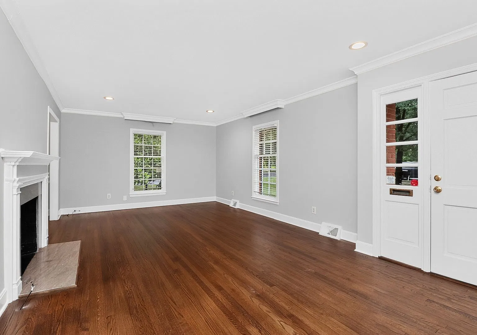 Lovely Three Bedroom Duplex in Myers Park! — Photo 2