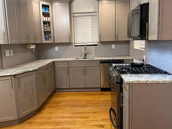 3rd image of 20507 Murdock Avenue