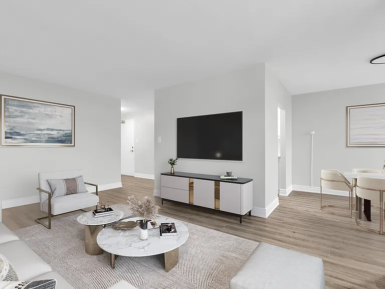 3189 King St E — Photo 1