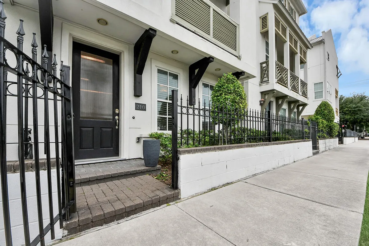 Building Photo - 210 E 28th St