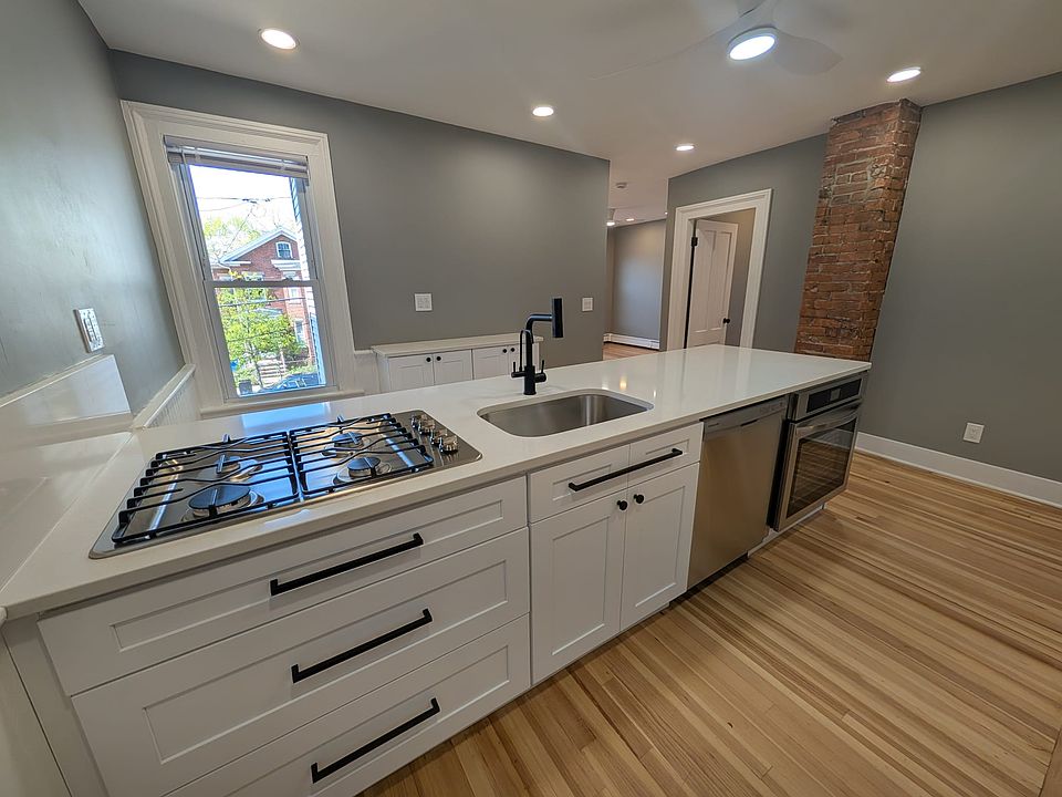 1st image of 121 Nicoll St #2