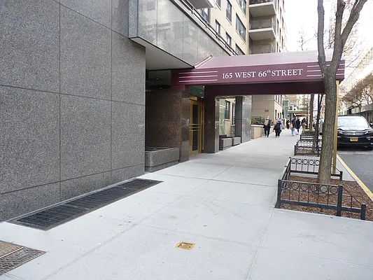 Sold by R New York | media 7