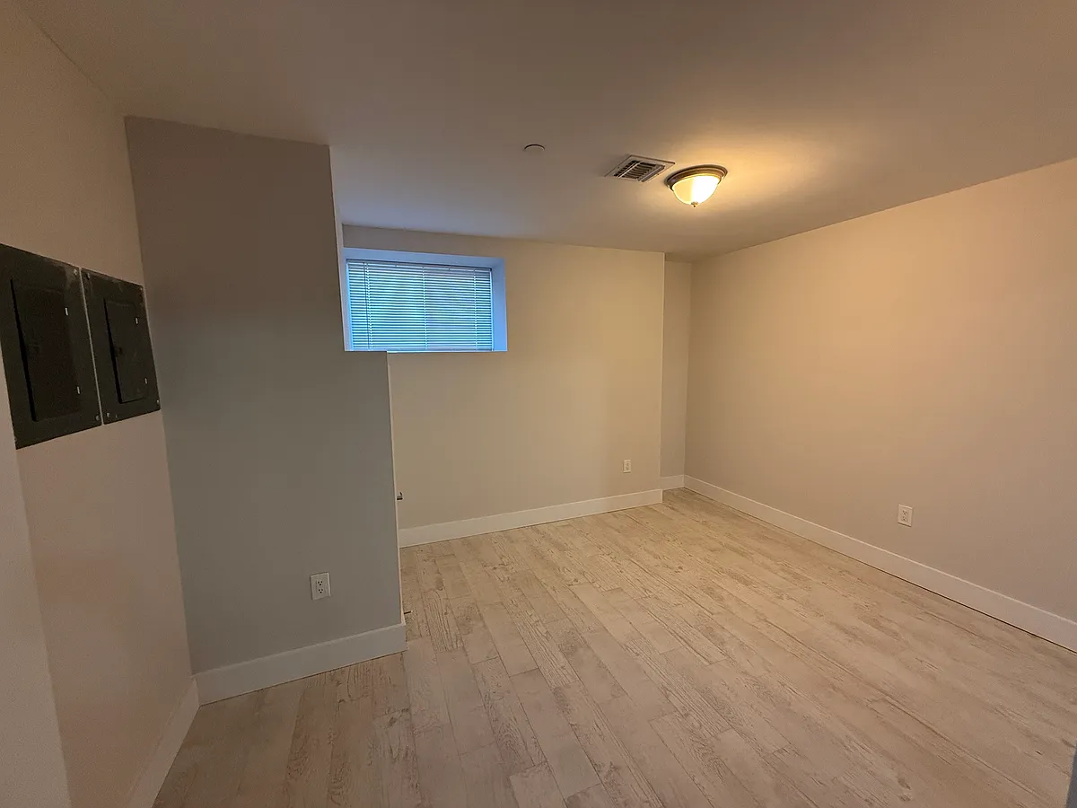 Building Photo - 10 Ludwig St #BS