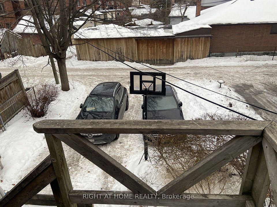 2nd image of 995 Main St E