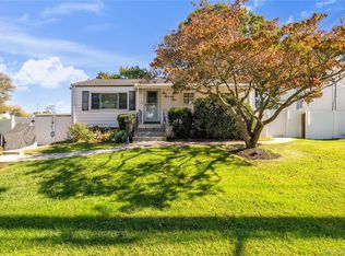 102 Lafayette St, Copiague, NY 11726