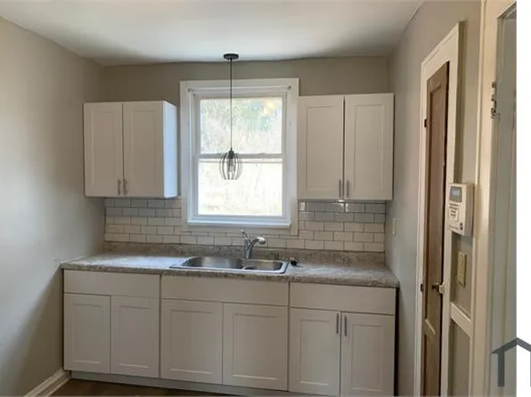 5335 Vine St, Maple Heights, OH 44137