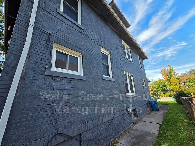 3 bed, 1.0 bath, 1216 sqft, $1,195 — Photo 3