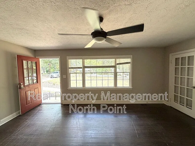 3 bed, 1.0 bath, 1252 sqft, $2,095 — Photo 3