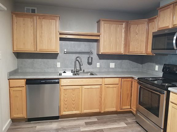 Dishwasher, disposal corner cabinets and great storage!