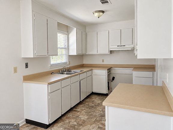 3rd image of 303 Utah Ave
