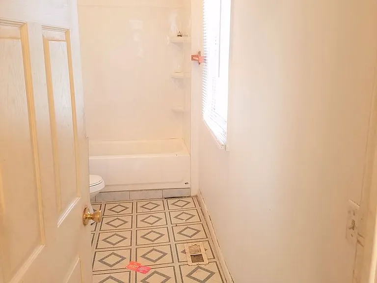 1343 Lee St — Photo 3