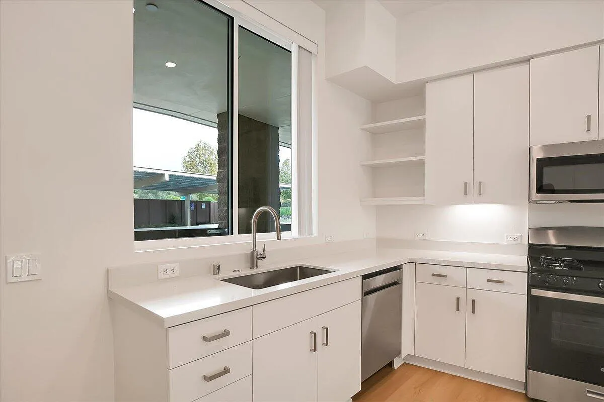 2 bed, 990 sqft, $4,600 — Photo 2