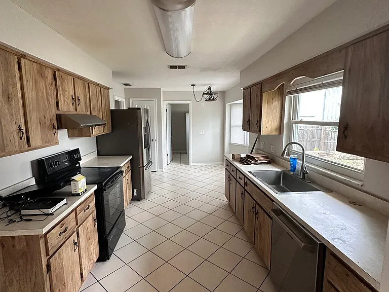4265 NE 2nd Ct — Photo 8