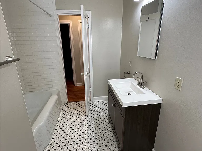 2105 S Florence Ave — Photo 14